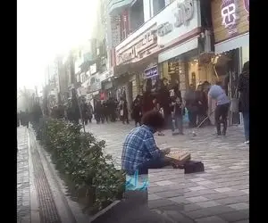 آواز کوچه بازاری؛ آقای مو افشون چه با احساس سنتور میزنه و فیلمبردار رو برد تو اغماء