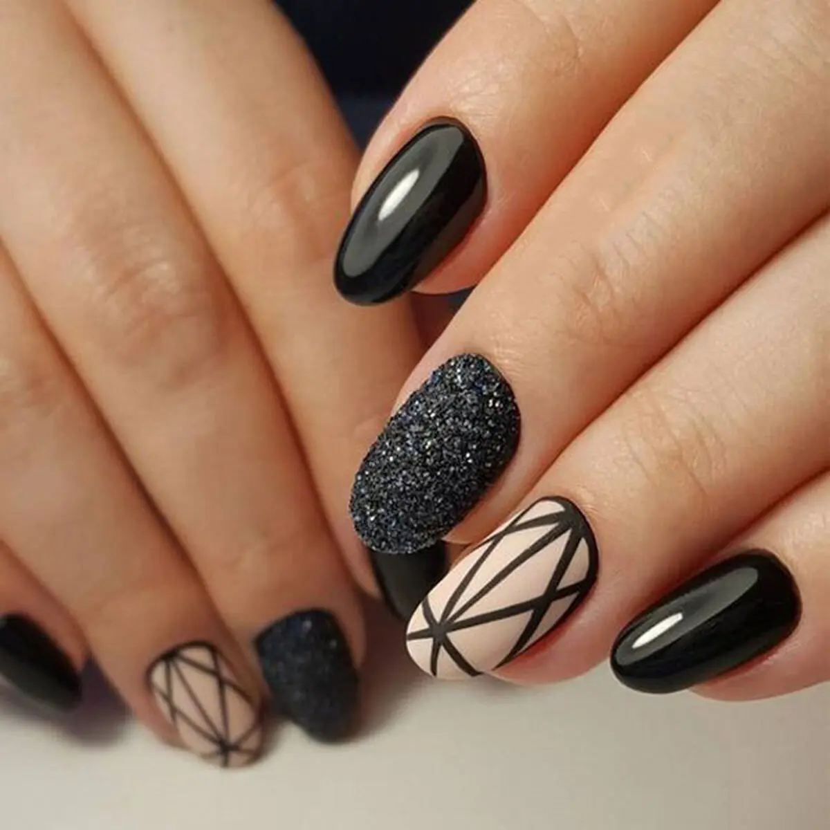 black-nail-model-for-girls-37