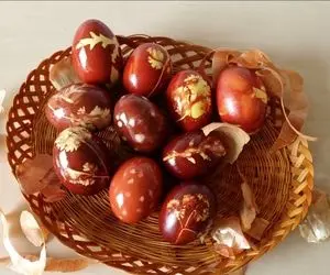 ایده های خلاقانه؛ تخم مرغ های هفت سین رو چجوری رنگ کنیم؟ با پوست پیاز و جوراب پارزین