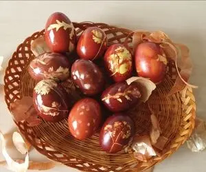 ایده های خلاقانه؛ تخم مرغ های هفت سین رو چجوری رنگ کنیم؟ با پوست پیاز و جوراب پارزین