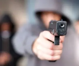 سرقت مسلحانه از خبرنگار هنگام پخش زنده+ ویدئو