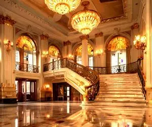 معماری خلاقانه؛ خونه ساخته طلایی با پله های اعیونی شبیه ویلاهای شاهانه شده