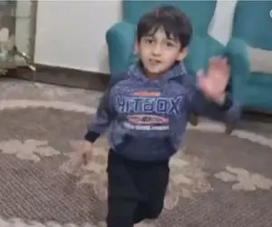 آواز شاد؛ پسر بچه فینگیلی رو ریتمِ آهنگ مثل مار شلنگی میرقصه همه باید جلوش لنگ بندازن