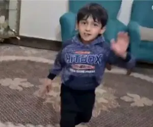 آواز شاد؛ پسر بچه فینگیلی رو ریتمِ آهنگ مثل مار شلنگی میرقصه همه باید جلوش لنگ بندازن