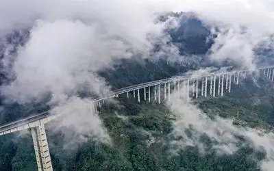 ساخت چین؛ چینی ها کمرکش کوه جاده زدن وقتی توش رانندگی میکنی انگار بالای ابرایی