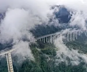 ساخت چین؛ چینی ها کمرکش کوه جاده زدن وقتی توش رانندگی میکنی انگار بالای ابرایی