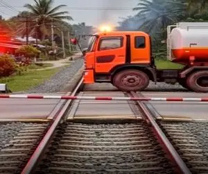 معماری طبیعت؛ ماشین یارو رو ریل قطار پت پت افتاد قطارم داره میرسه تو آمپاس شدید