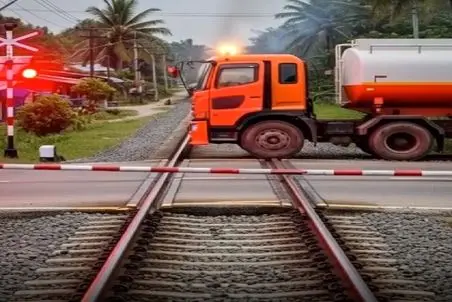 معماری طبیعت؛ ماشین یارو رو ریل قطار پت پت افتاد قطارم داره میرسه تو آمپاس شدید