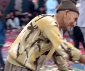 آواز شاد؛ پیرمرد ریزه میزه یکه سوار تو عروسی چه رقصی میره یکی باید ترمزشو بکشه