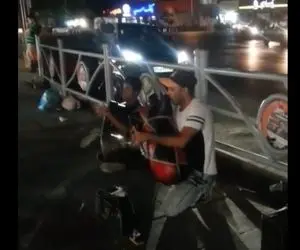 آواز خیابانی؛ ببینید آقاهه و رفیقش با نی انبان تو دل شب چه آهنگ بندری شادی میزنن