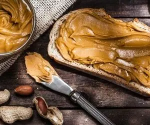 فواید و مضرات مصرف کره بادام زمینی برای صبحانه