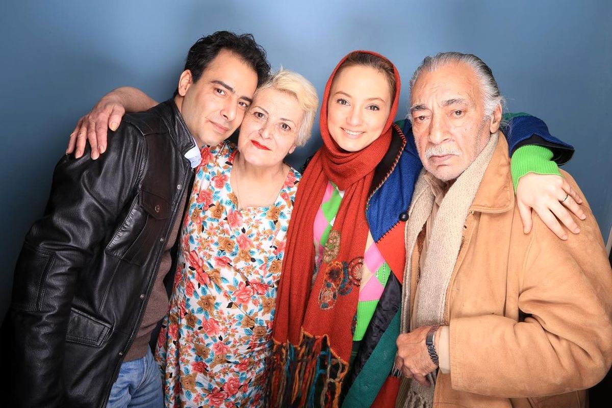 سحر ولدبیگی در کنار مادر،پدر و همسرش