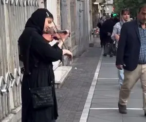 مطربی خیابانی؛ مگه میشه شاهکار نوازندگی این خانم رو دید و بی تفاوت از کنارش رد شد
