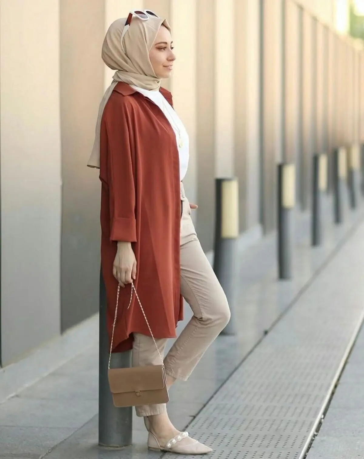 مانتوی آجری با شال کرم