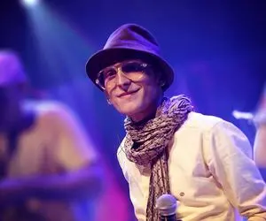 آواز احساسی؛ مرتضی پاشایی موقع خوندن آهنگ جاده یک طرفه دید کل سالن باهاش میخونن