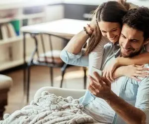 دیوانه بازی زن و شوهر روی مبل + ویدیو