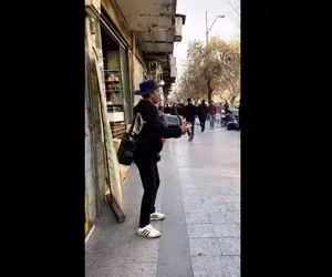 آواز خیابانی؛ آقا با حرکاتش و آهنگ ریتمیک همه رو جلب خودش کرده/ ملت شاد شدن