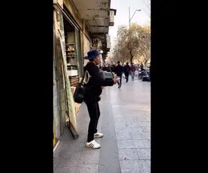 آواز خیابانی؛ آقاهه با حرکاتش و آهنگ ریتمیک همه رو جلب خودش کرده/ ملت شاد شدن