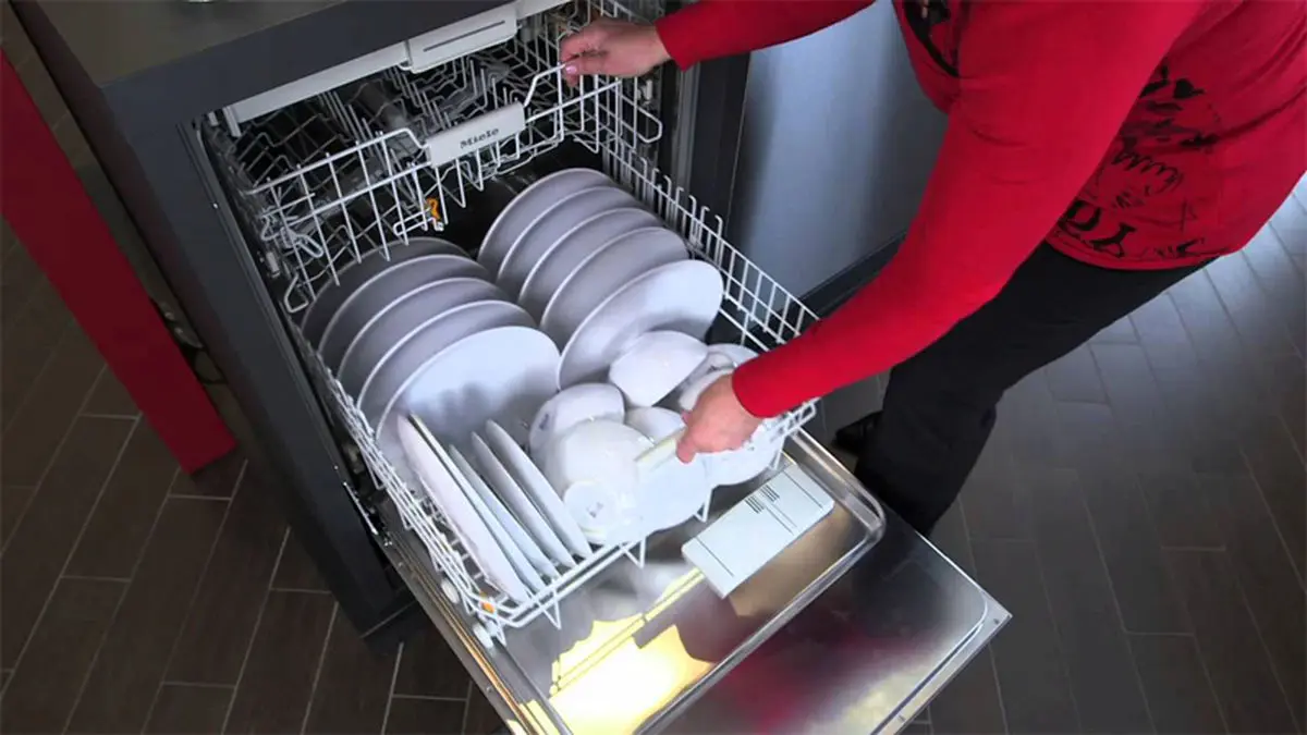 arrange-dishes-in-dishwasher