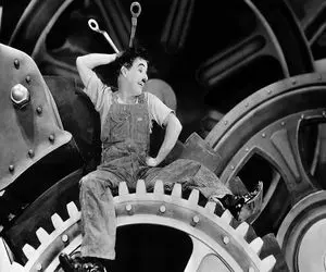 جادوی سینما؛ چارلی چاپلین یهو وسط فیلم لای چرخ دنده ها گیر کرد