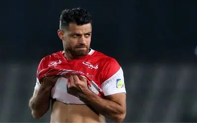 مرتضی پورعلی‌گنجی به همراه بادیگاردهایش در یک مرکز خرید