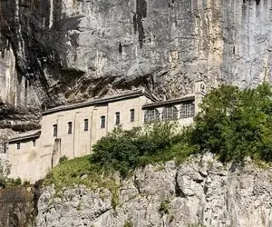 معماری خلاقانه؛ کوه رو تو ارتفاع 2500 پایی مجعد تراشید خونه ساخت کومودو نخورتش