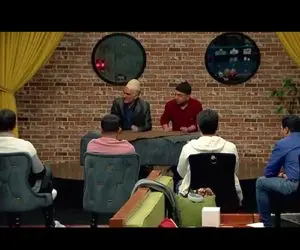 سکانس خندان/بیژن بنفشه خواه و عباس جمشیدی با نمد مالی در برنامه جوکر همه رو روده بر کردن از خنده