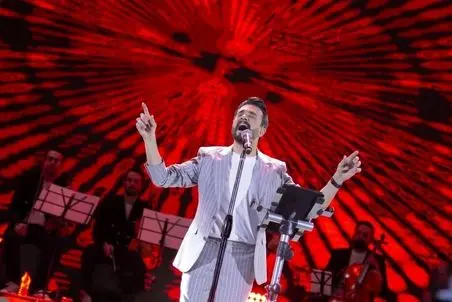 آواز اصفهانی؛ اجرای راغب تو سی و سه پل که یه گردان طرفدار اومدن یه نفس میخونن براش