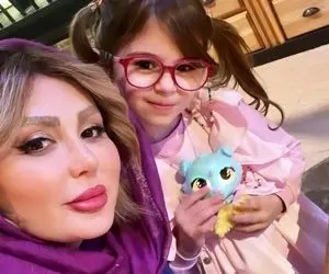 سکانس خندان؛ شیرین کاری دختر نیوشا ضیغمی جلو دوربین که مامانش پشیمون میشه آوردتش