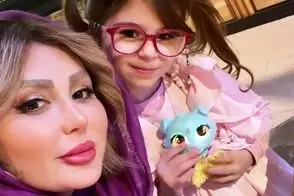 سکانس خندان؛ شیرین کاری دختر نیوشا ضیغمی جلو دوربین که مامانش پشیمون میشه آوردتش