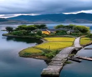 معماری خلاقانه؛ جزیره یافتن توش خونه ساختن بدور از هر موجودی/ نما داخلی سنگ و چوبه 