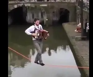 آواز خیابانی؛ یا خدا این جوان ترک رو طناب اونم وسط رودخونه چه ساز آکاردئونی میزنه