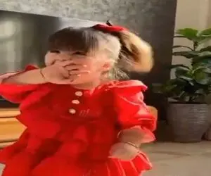 آواز شاد؛ دختربچه با لباس قرمز یطوری میرقصه آدم فکر میکنه یدونه سیب دست و پا درآورده