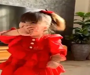 آواز شاد؛ دختربچه با لباس قرمز یطوری میرقصه آدم فکر میکنه یدونه سیب دست و پا درآورده