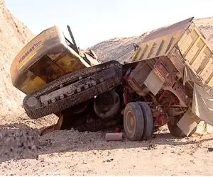 ابزار آلات غول پیکر؛ بیل مکانیکی کله خر لودرو جای خاک بار کامیون کرد اونم غر شد