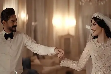 آواز شاد؛ آقای بازیگر واسه مریم مون قبل عروسیش خارجی خوند عروس خانم چشم هاش چهارتا شد