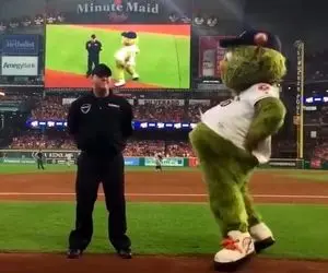 آواز هیجانی؛ حراست مغرور و درشت هیکل استادیوم خبردار ایستاده بود که یهو رقصید مثل مار