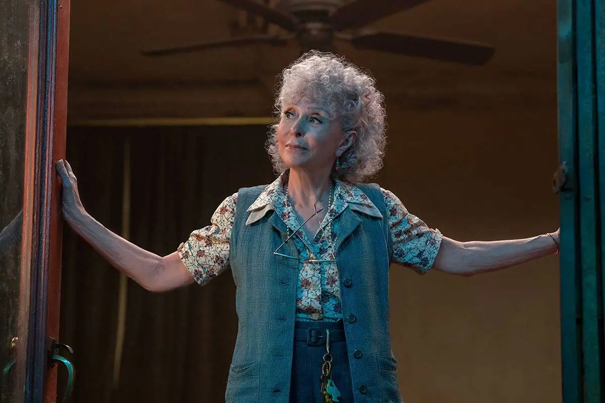 west-side-story-2021-movie-old-woman