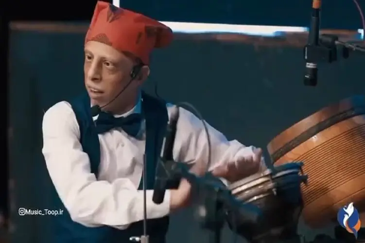 جوان های اوتیسم و کم توان کنسرت برگزار کردن حرفه ای میزنند و میخوانند سالن پر هیاهوست
