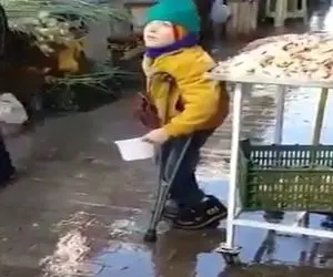 آواز جگرسوز؛ بچه معلول تو بازار برا عمل کردن پاش خوند پول جمع کرد غمشو برم اشکت میاد