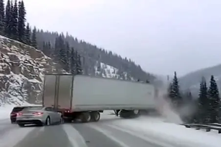 معماری طبیعت؛ راننده تریلی اینجوریه که دیگی که واس من نجوشه سر سگ توش بجوشه