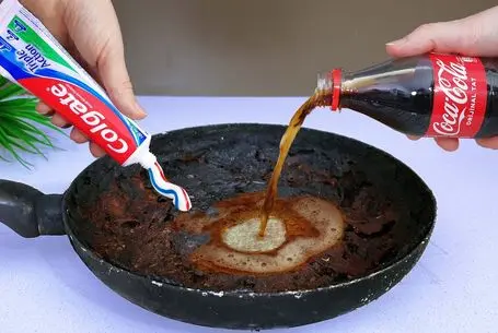 ترفندهای خانه داری؛ با نوشابه و خمیردندون تابه جزغاله شده رو تمیز کن