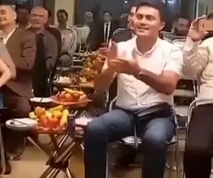 آواز محلی؛ این پیرمرد شیک با آهنگ محلی ترکی چقدر قشنگ مجسمه ای عروسی رو گرم کرد