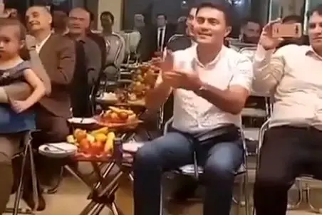 آواز محلی؛ این پیرمرد شیک با آهنگ محلی ترکی چقدر قشنگ مجسمه ای عروسی رو گرم کرد