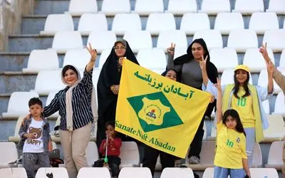 زنان آبادانی هم به ورزشگاه آمدند؛ رشت همچنان به دنبال حضور در ورزشگاه