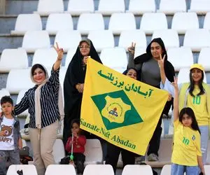 زنان آبادانی هم به ورزشگاه آمدند؛ رشت همچنان به دنبال حضور در ورزشگاه