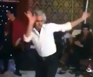 آواز دیش دیش؛ پیرمرد شلوار دمپا گشاد پوشیده با موهای بلند سفیدش چه رقص بندری رفت فنره