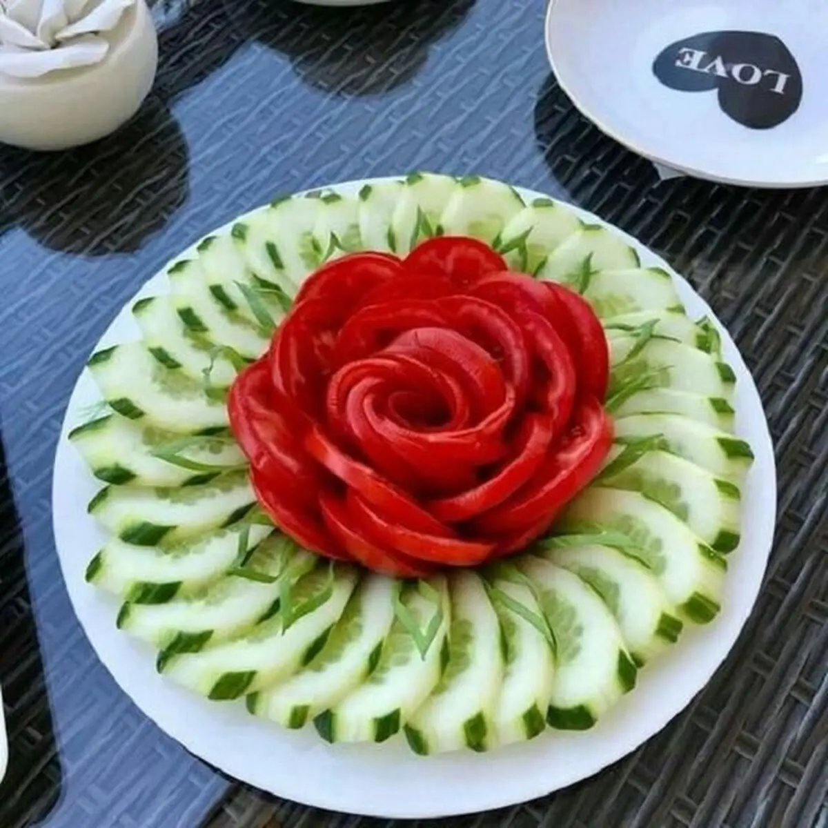 تزیین سالاد خیار و گوجه
