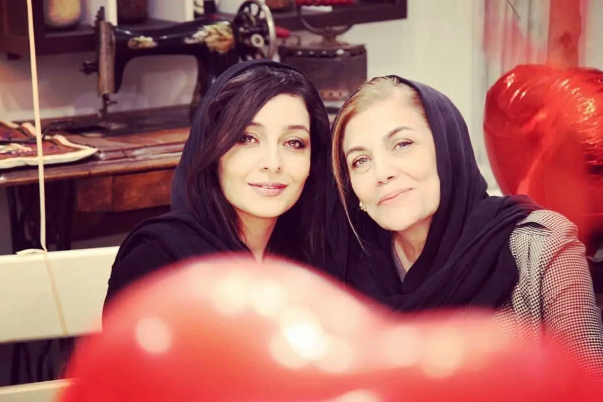 ساره بیات و مادرش