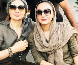 (عکس) هانیه توسلی در حالت خوابیده با یقه ای نیمه باز! 